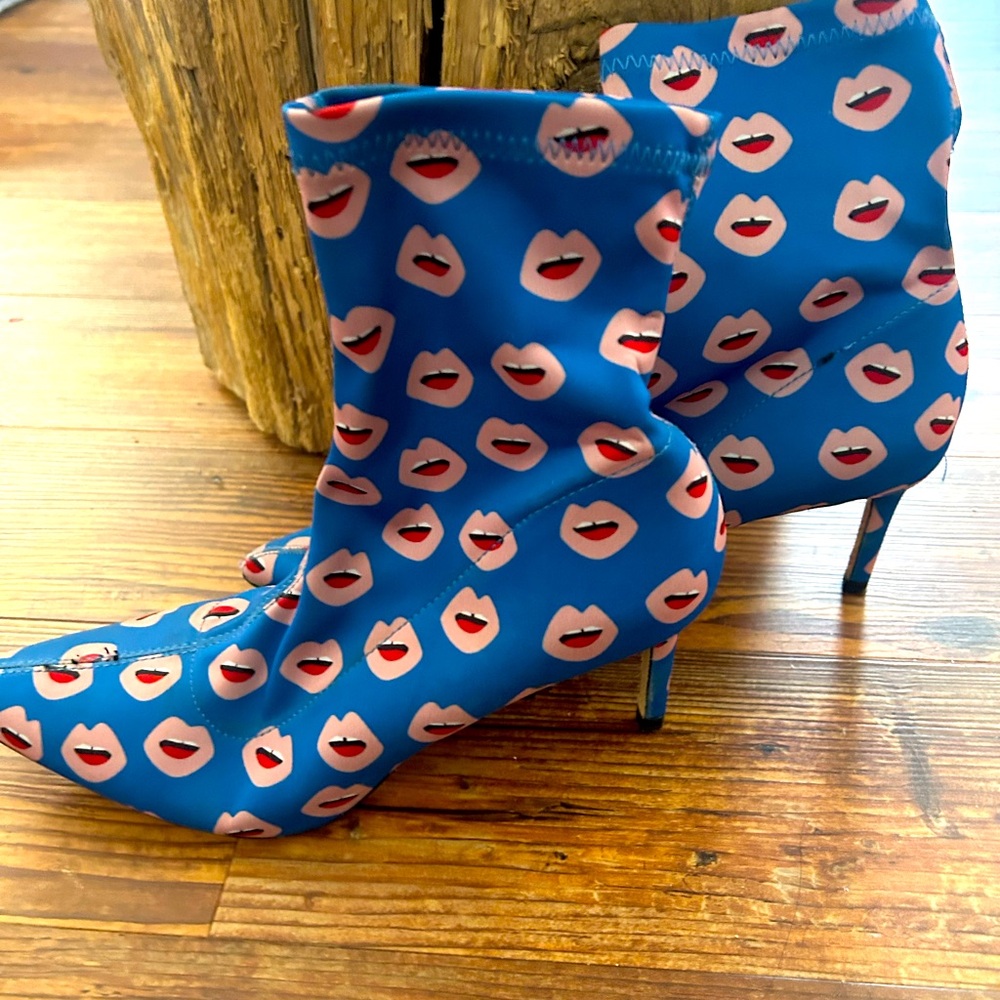 Vintage zara boots NWT. Pattern lips design